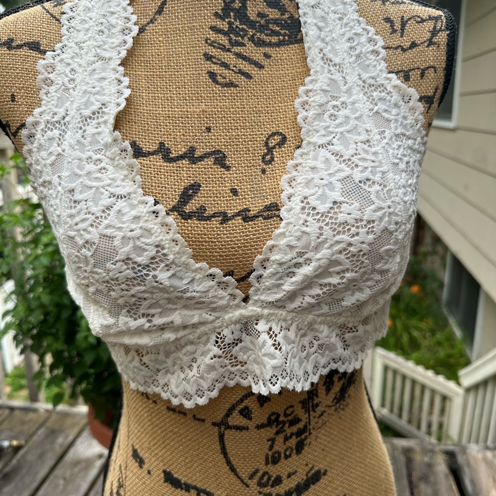Elegant White Lace Bralette - image 1